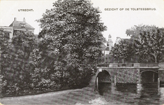 2261 Gezicht op de Tolsteegbrug (rechts) over de Stadsbuitengracht te Utrecht; in het midden de Bijlhouwerbrug.